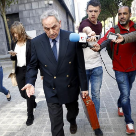 El abogado de la joven madrileña que denunció haber sufrido una violación grupal en los sanfermines del 2016, Carlos Bacaicoa, abandona el Palacio de Justicia de Navarra tras asistir a la lectura del fallo de la Audiencia Provincial de Navarra que ha c