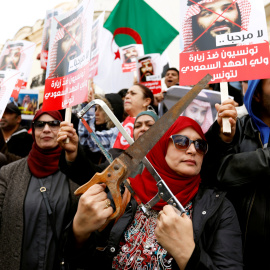 Una mujer protesta en contra de la visita de la visita del príncipe heredero saudí Mohammed bin Salman en Túnez - REUTERS/Zoubeir Souissi