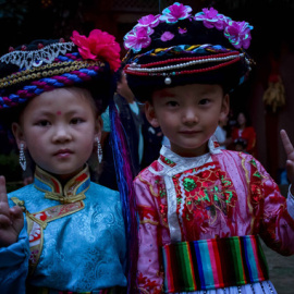 Dos niñas mosuo. / Rod Waddington