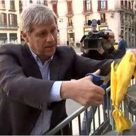 Alberto Fernández Díaz cortando un lazo amarillo de la plaza Sant Jaume. Archivo