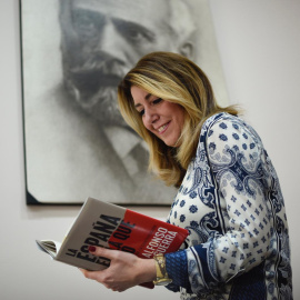 Susana Díaz lee el libro de Alfonso Guerra, delante de un retrato de Pablo Iglesias, fundador del PSOE