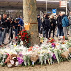 Flores depositadas en memoria de las víctimas del tiroteo en Utrecht. / EFE