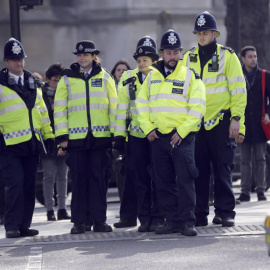 Agentes de policía se disponen a cruzar una calle ante el Parlamento británico. Reuters