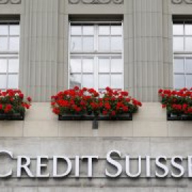 El banco Credit Suisse reduce deuda para calmar los temores de los inversores