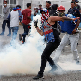 Un manifestante, en Caracas este martes. REUTERS/Carlos García Rawlins