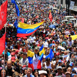 Fotografía cedida por el Palacio de miraflores que muestra a simpatizantes del presidente de Venezuela, Nicolás Maduro. /EFE