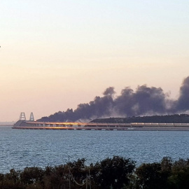 Fotografía que muestra un espeso humo negro saliendo de un incendio en el puente de Kerch que une Crimea con Rusia, luego de que explotara un camión cerca de Kerch, el 8 de octubre de 2022.