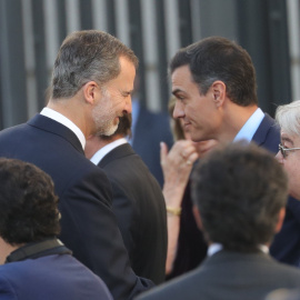 El rey Felipe VI y el presidente del gobierno Pedro Sánchez, en exterior del Congreso de los Diputados, tras la solemne conmemoración del 40 aniversario de la Constitución. EFE/Juanjo Martín