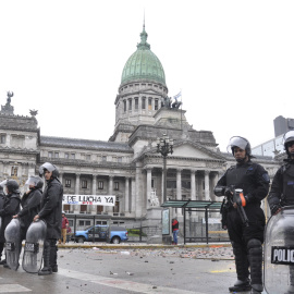 Policías frente al Congreso en Buenos Aires - Archivo
