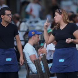 Dos camareros charlan en la terraza de un restaurante en la localidad malagueña de Ronda. - REUTERS