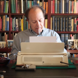 Javier Marías y su máquina de escribir Olympia Carrera de Luxe. / JAIME CASAL (El PAÍS)