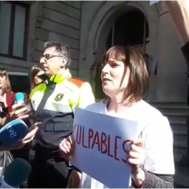 La primera víctima de "el violador de Martorell" criticando la justicia. Archivo