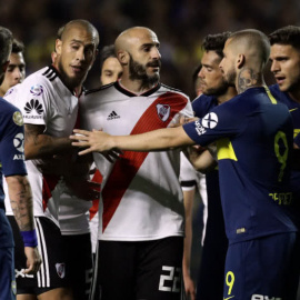 La Policía ultima los preparativos para la recepción de los hinchas del River Plate y Boca Juniors en la final de la Copa Libertadores. AFP/Alejandro Pagni