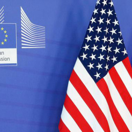 Banderas de Estados Unidos y la Unión Europea en Bruselas