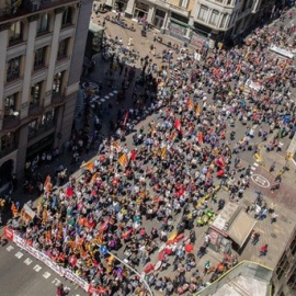 Vista aèria de la capçalera de la manifestació d'UGT i CCOO en motiu del Dia Internacional dels Treballadors a la Via Laietana de Barcelona. Europa Press