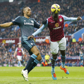 Drogba (i) lucha por un balón con Cissokho el pasado fin de semana. REUTERS/Darren Staples