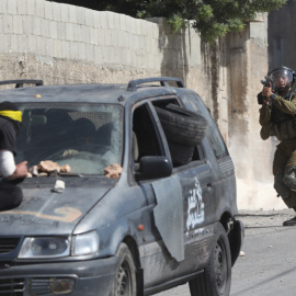 Un soldado israelí apunta su arma durante enfrentamientos con manifestantes palestinos.