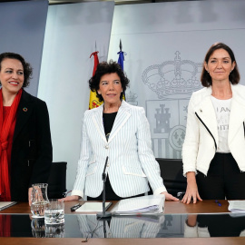 La ministra Portavoz Isabel Celaá, flanqueada por la de Trabajo Magdalena Valerio, y la de Industria Reyes Maroto, al inicio de  la rueda de prensa celebrada en el Palacio de la Moncloa tras el Consejo de Ministros. EFE/Zipi