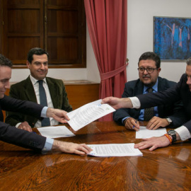 Rúbrica del acuerdo entre PP y Vox en Andalucía JESÚS PRIETO | EUROPA PRESS
