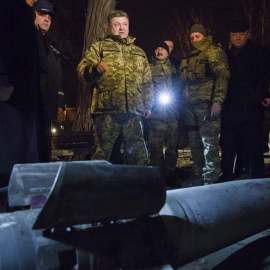 El presidente ucraniano, Petro Poroshenko (en el centro), junto a los restos de un misil en la localidad de Kramatorsk al este de Ucrania. / Mikhail Palinchak. / EFE