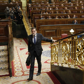 El presidente del Gobierno, Mariano Rajoy, abandona el hemiciclo tras intervenir en la sesión de control al Ejecutivo. EFE/Juan Carlos Hidalgo