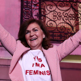 Carmen Calvo, con la camiseta feminista de Mango, celebra la victoria del PSOE en las elecciones. / SERGIO PÉREZ (REUTERS)