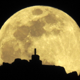 La luna llena sobre el monte Pico Sacro, esa noche a las afueras de Santiago. Esta es la tercera superluna llena del año, también conocida como la superluna de gusano. - Lavandeira jr / EFE