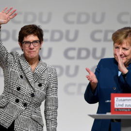 Annegret Kramp - Karrenbauer saluda a la canciller alemana, Angela Merkel, después de ser elegida como líder del partido durante el congreso del partido de la Unión Demócrata Cristiana (CDU) en Hamburgo, Alemania, el 7 de diciembre de 2018. REUTERS / 