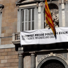 Los dos carteles que cuelgan de la fachada del Palau de la Generalitat en Barcelona. - EFE