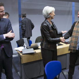 El ministro griego de Finanzas, Yanis Varoufakis, saluda a la directora gerente el FMI, Christine Lagarde, en presencia del presidente del Eurogrupo, Jeroen Dijsselbloem. - REUTERS