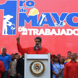 Fotografía cedida por la oficina de prensa del Palacio de Miraflores que muestra al presidente de Venezuela, Nicolás Maduro (c), mientras se dirige a sus simpatizantes durante un acto por el Día del Trabajo. /EFE