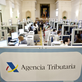 Una oficina de la Agencia Tributaria, durante la campaña de la Renta. EFE