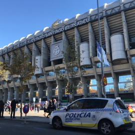 Estadio Santiago Bernabeu con Policía. EUROPA PRESS