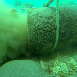 Una tubería vierte residuos de aguas sin depurar al mar en Málaga.