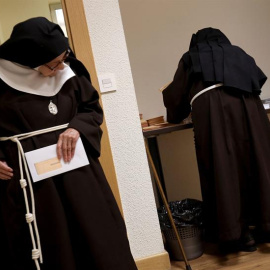 Unas monjas del convento de las clarisas ejercen su derecho al voto en las mesa electorales instaladas en el ayuntamiento de Salamanca, este domingo, día de las Elecciones Generales del 28-A. EFE/J.M.GARCÍA.