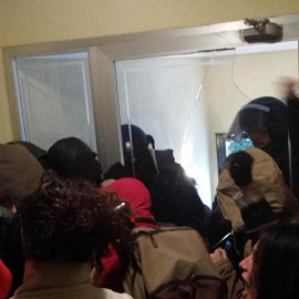 La Policía revienta una puerta de cristal para abrirse paso hasta la vivienda. TWITTER @osec