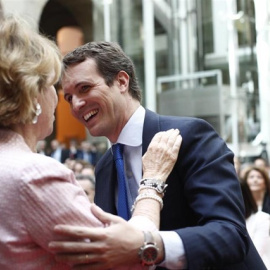Pablo Casado saluda a Esperanza Aguirre durante el acto del 2 de mayo en Madrid.- EP