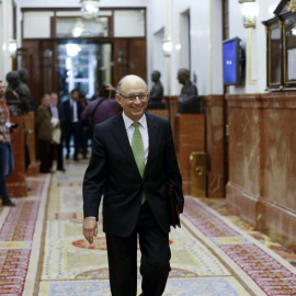 El ministro de Hacienda, Cristóbal Montoro, en el pasillo del Congreso de los Diputados, camino de entrar en el Hemiciclo. EFE