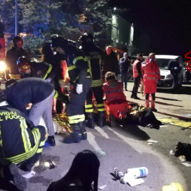 Servicios sanitarios atienden a varias de las personas que resultaron heridas por una estampida en un concierto en Corinaldo, Italia./REUTERS