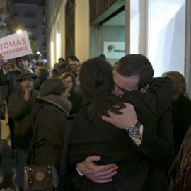El exsecretario general del PSM, Tomás Gómez, abraza a una simpatizante anoche, tras ser destituido hoy por el líder del PSOE, Pedro Sánchez. EFE/Alberto Martín