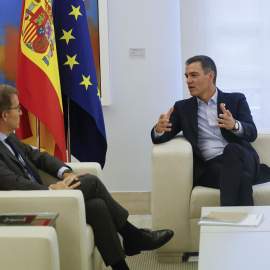 El presidente del Gobierno, Pedro Sánchez (d), se reúne con el líder del PP, Alberto Núñez Feijóo (i), en La Moncloa, este lunes.