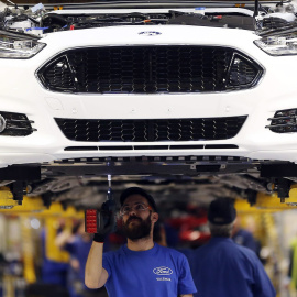 Operarios trabajan en la fábrica Ford de Almussafes. EFE/Kai Försterling
