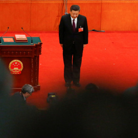 El presidente chino, Xi Jinping, hace una reverencia ante los delegados de la Asamblea Popular Nacional (APN) después de ser confirmado presidente para otro mandato, en el Gran Salón del Pueblo, en Pakín, en marzo de 2018. REUTERS/Thomas Peter