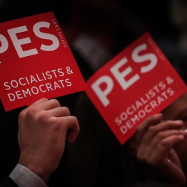 Delegados votan durante el Congreso del Partido de los Socialistas Europeos (PES) en Lisboa.- Mario Cruz/EFE