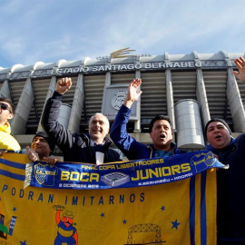 Aficionados del Boca Juniors, en las inmediaciones del estadio Santiago Bernabéu, estadio en el que mañana disputarán la final de la Copa Libertadores contra el River Plate.- EFE/Paolo Aguilar