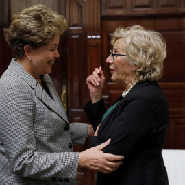 La alcaldesa de Madrid, Manuela Carmena, saluda a la expresidenta brasileña Dilma Rousseff, de visita en la capital para participar en un debate sobre los derechos humanos en América Latina. - EFE