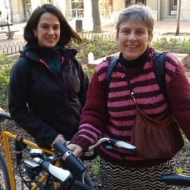 Ana Santidrián y Edurne Caballero, con las bicicletas con las que saldrán de Zaragoza para recorrer 3.000 kilómetros.