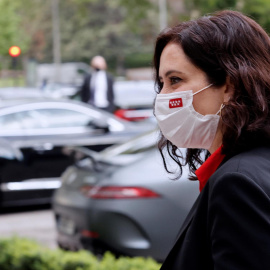 La presidenta de la Comunidad de Madrid y candidata a la reelección, Isabel Díaz Ayuso a su llegada este martes al Hotel Mandarin Oriental Ritz de Madrid para participar en encuentro NEF Online del Círculo de Confianza, organizado por Nueva Economía. 