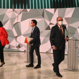  La candidata del Partido Popular a la presidencia de la Comunidad de Madrid, Isabel Díaz Ayuso (i), el candidato de Ciudadanos, Edmundo Bal (c), y el candidato socialista, Ángel Gabilondo, tras el debate electoral que los seis líderes de los principal