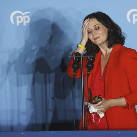 La presidenta de la Comunidad de Madrid y candidata por el Partido Popular a la reelección, Isabel Díaz Ayuso, en el balcón de la sede del partido en la calle Génova.- EFE
